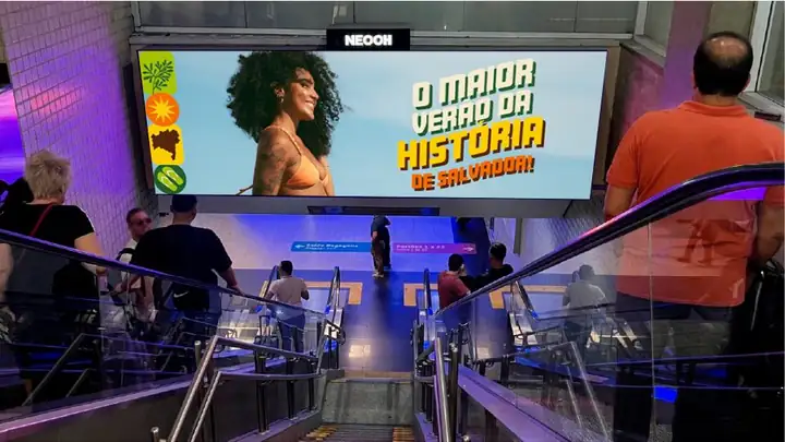 Tela digital sobre a escada rolante do aeroporto