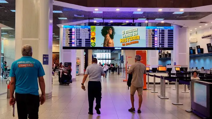 Painel de partidas com a campanha no Aeroporto Santos Dumont