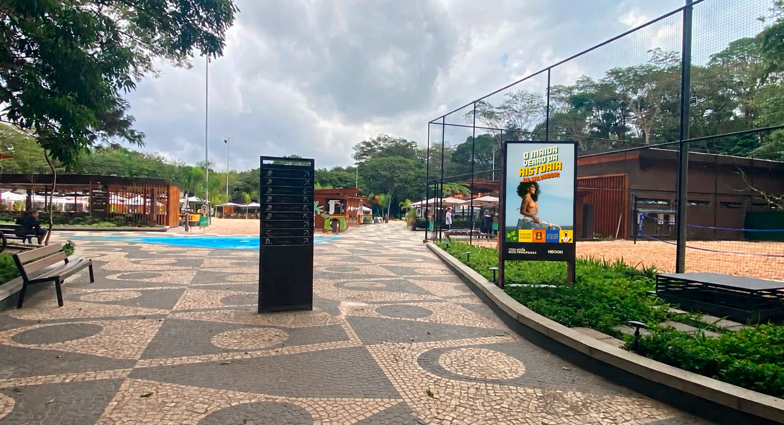 Totem digital com a campanha na praça da Orla TotalPass