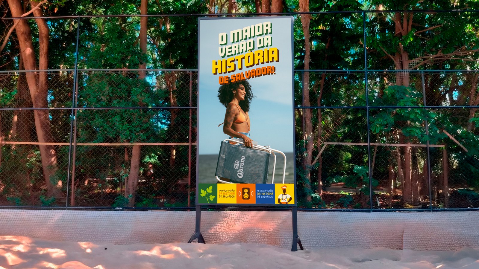 Totem digital com a campanha ao lado das quadras de areia da Orla TotalPass